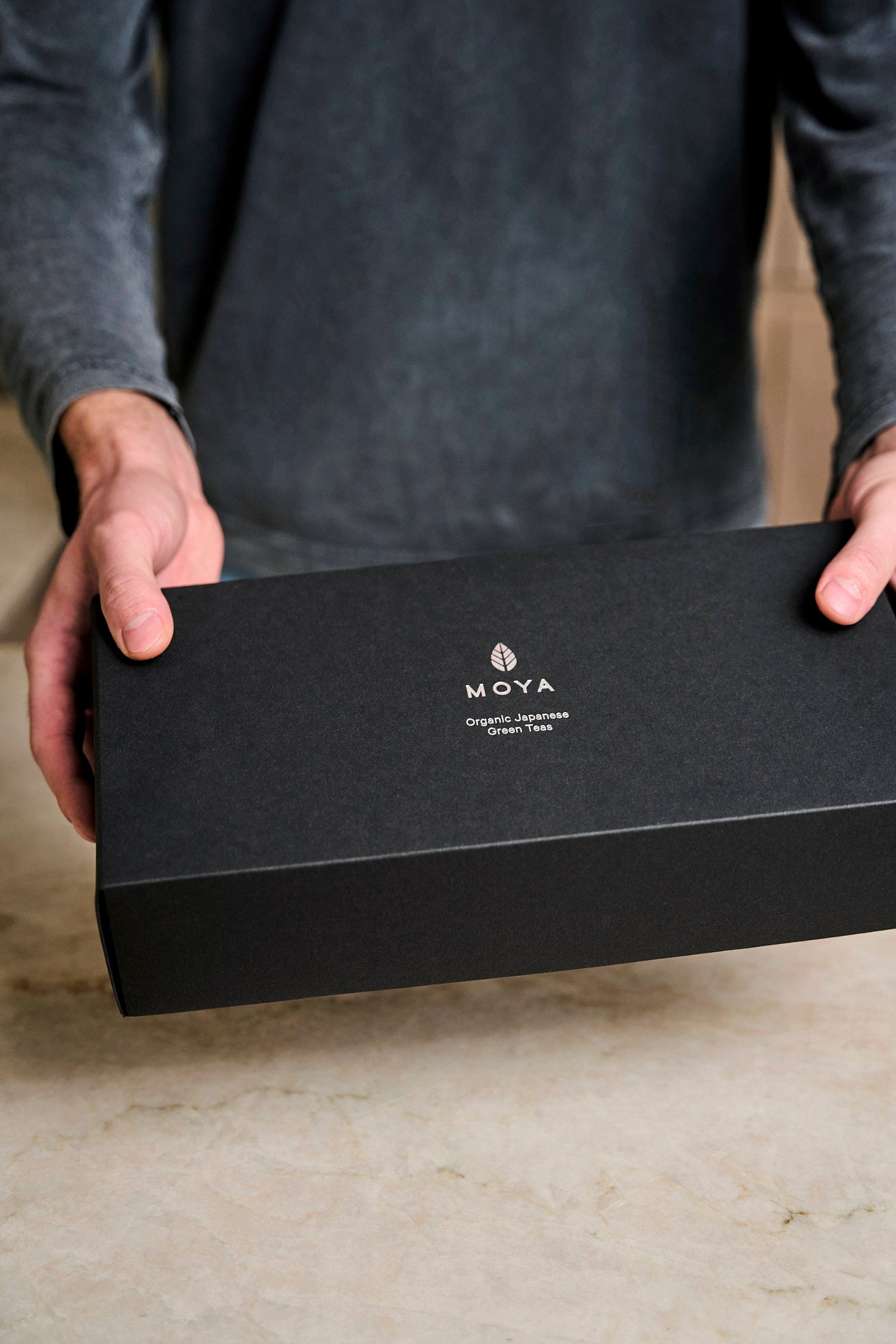 Pudełko do zestawu z herbatą liściastą i 2 kubkami