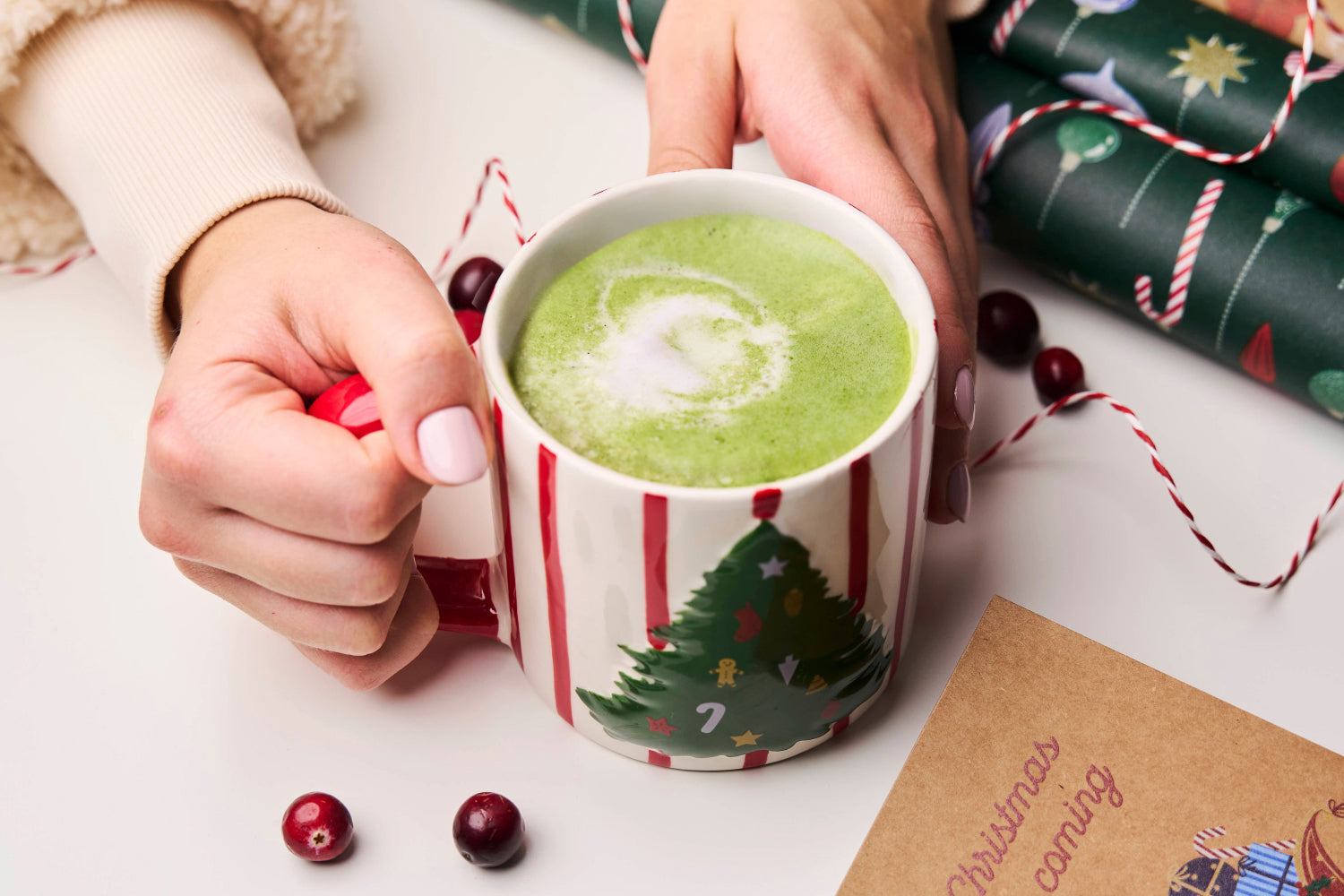 matcha latte z żurawiną