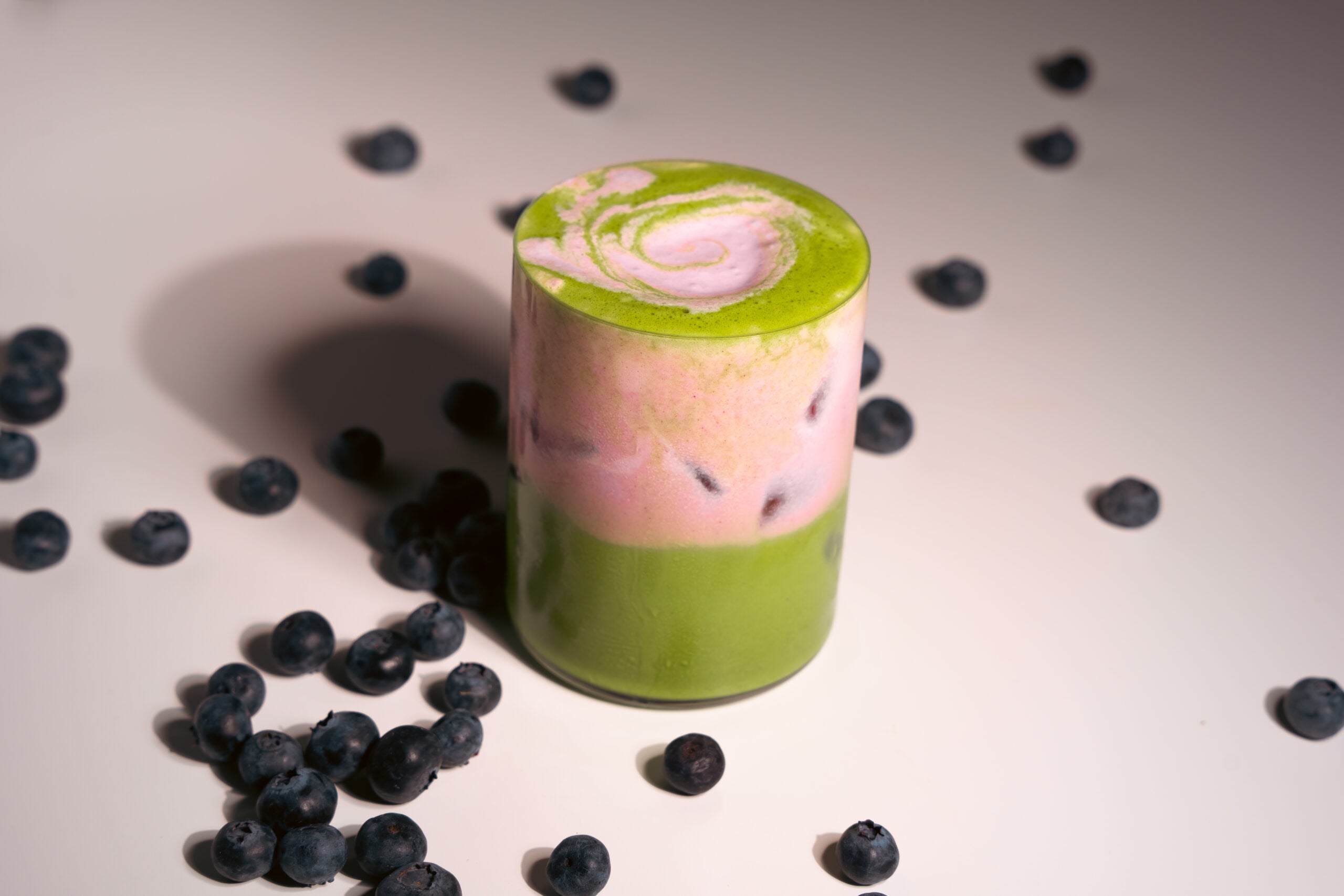 Matcha z pianką jagodową