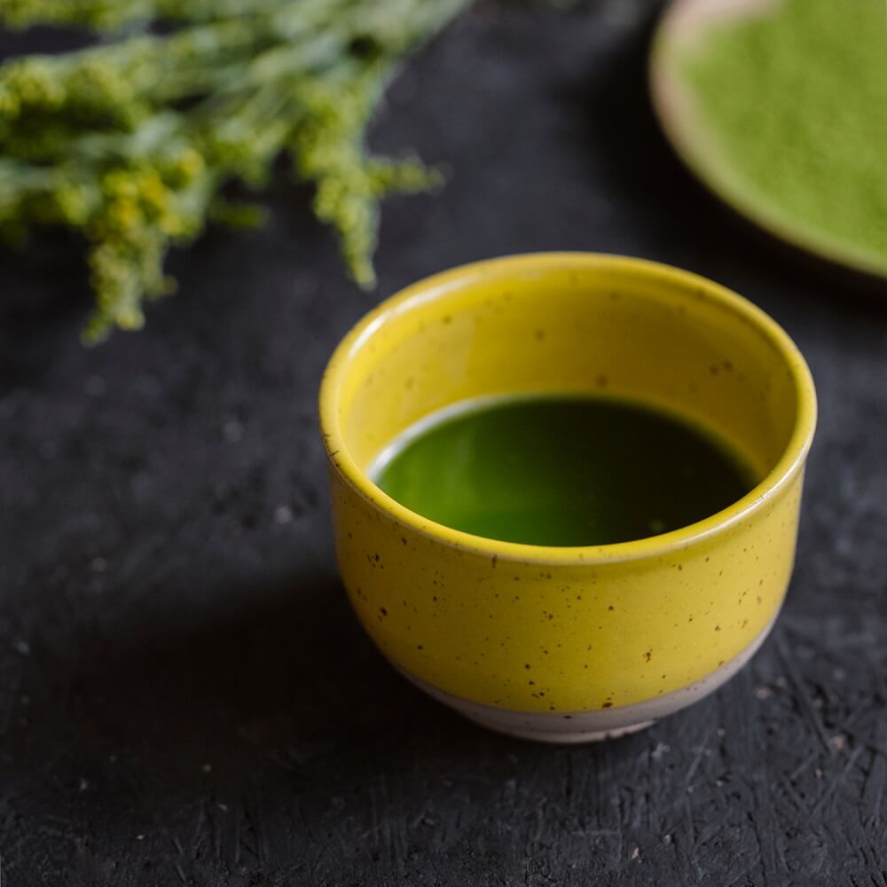 Herbata matcha w żółtej czarce, W jakich ilościach spożywać zieloną herbatę?