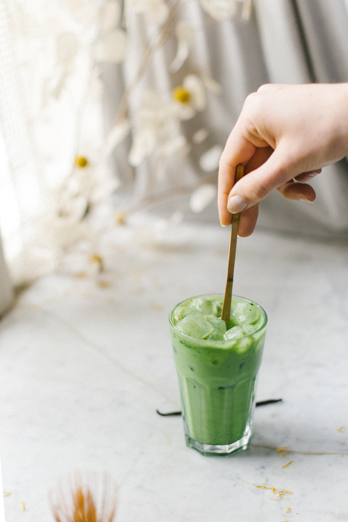 kopiasta łyżeczka Matchy Codziennej (8-10g)  ok. 400 ml mleka, może być roślinne  syrop waniliowy do smaku  kostki lodu – jak najwięcej!