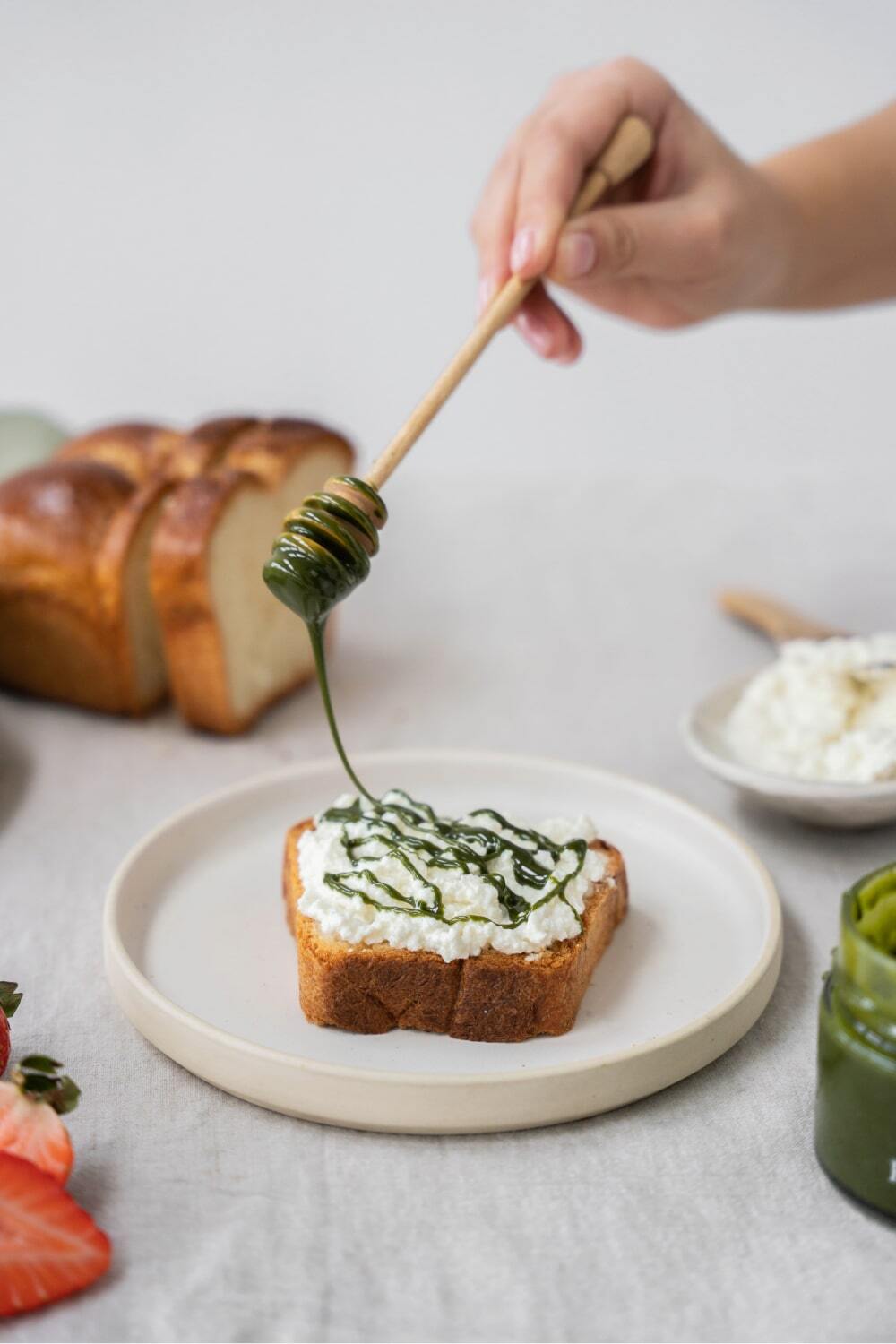 Tost z ricottą i miodem matcha