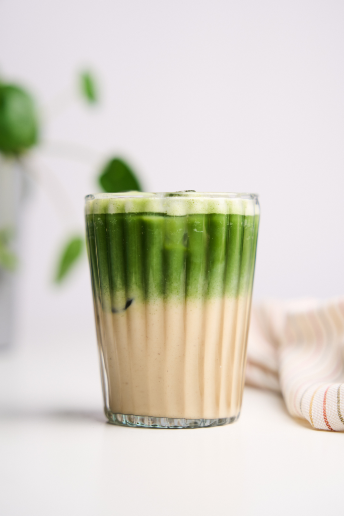 Banana Bread Matcha napoj w szklanym kubku