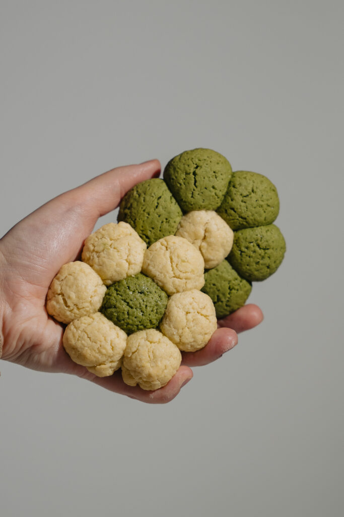 Ciasteczka kwiatki z matchą przepis