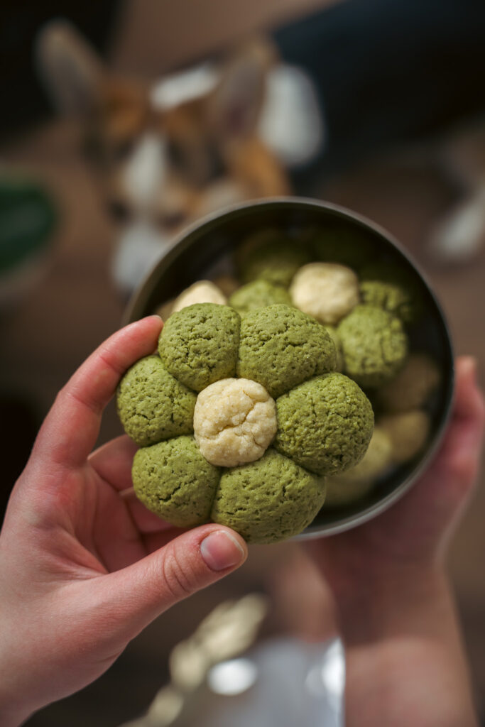 Ciasteczka kwiatki z matchą