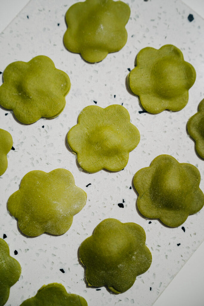 Ravioli z matchą i cytrynowym mascarpone
